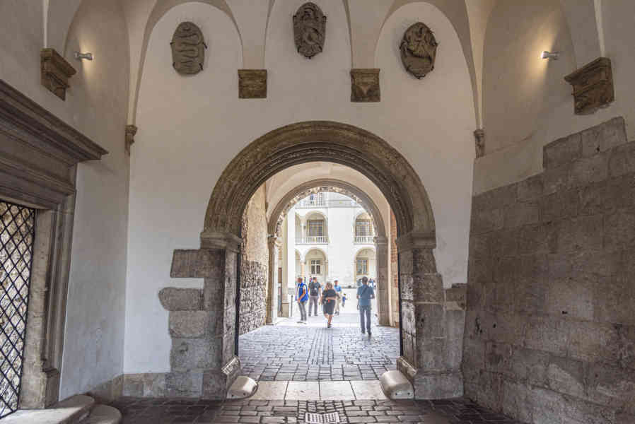 Polonia - Cracovia 055 - colina de Wawel - castillo de Wawel.jpg